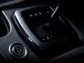Dźwignia skrzyni automatycznej w samochodzie Ford. Widoczny przycisk "Power" do uruchamiania silnika.