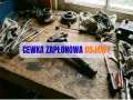 Warsztat samochodowy z narzędziami i częściami. Na blacie leży cewka zapłonowa, a obok klucze i śrubokręty. Tekst: "CEWKA ZAPŁONOWA OBJAWY".