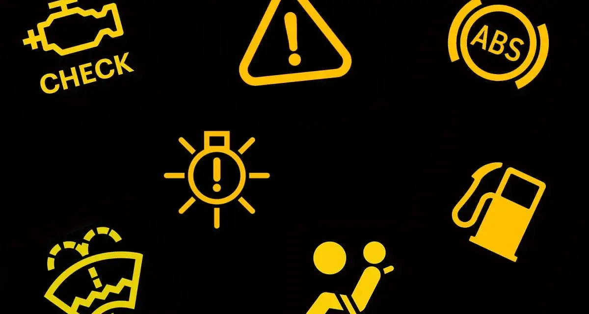 Żółta opis kontrolek na desce rozdzielczej: Check Engine, ABS, poduszka powietrzna, paliwo, światła, wycieraczki, ostrzeżenie.