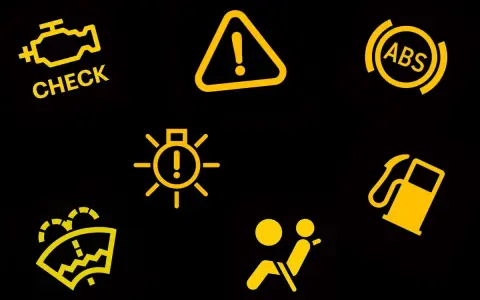 Żółta opis kontrolek na desce rozdzielczej: Check Engine, ABS, poduszka powietrzna, paliwo, światła, wycieraczki, ostrzeżenie.