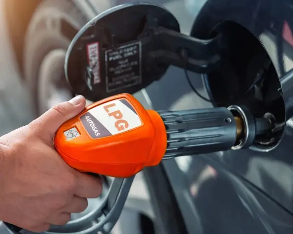 Tankowanie auta gazem LPG. Pomarańczowa dysza z napisem "AUTOGAS LPG" jest wkładana do baku pojazdu.