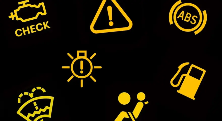 Żółta opis kontrolek na desce rozdzielczej: Check Engine, ABS, poduszka powietrzna, paliwo, światła, wycieraczki, ostrzeżenie.