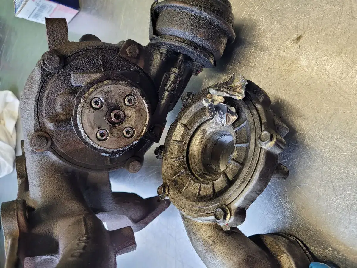 Uszkodzona turbosprężarka, prawdopodobnie z powodu nieszczelnego dolotu objawy diesel. Widoczne uszkodzenia wirnika.