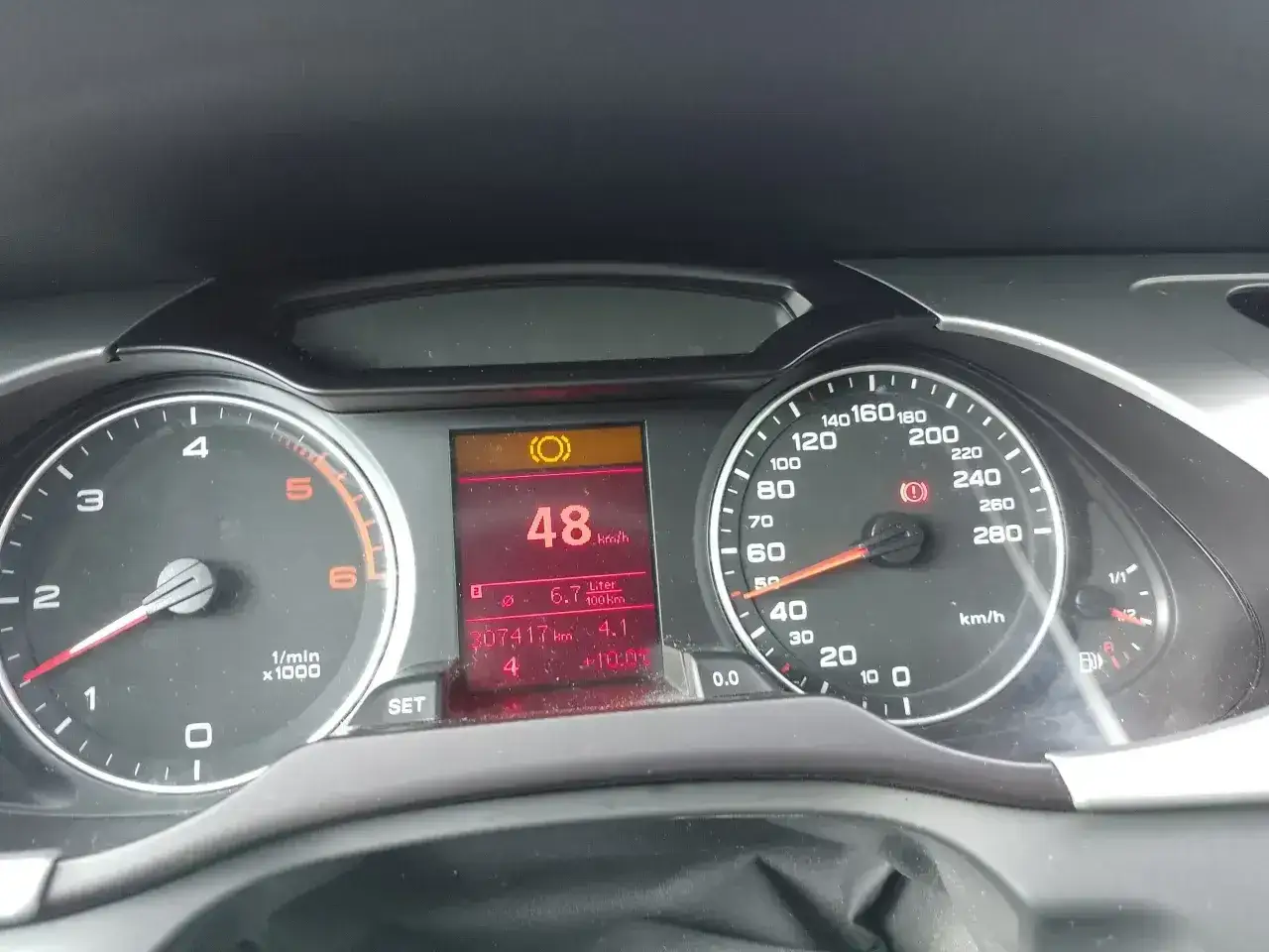 Pomarańczowa kontrolka hamulca świeci się na desce rozdzielczej, gdy auto jedzie 48 km/h.