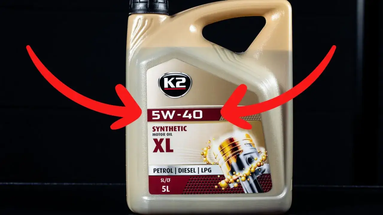 Kanister oleju silnikowego K2 5W-40. Jego lepkość zapewnia doskonałe smarowanie.