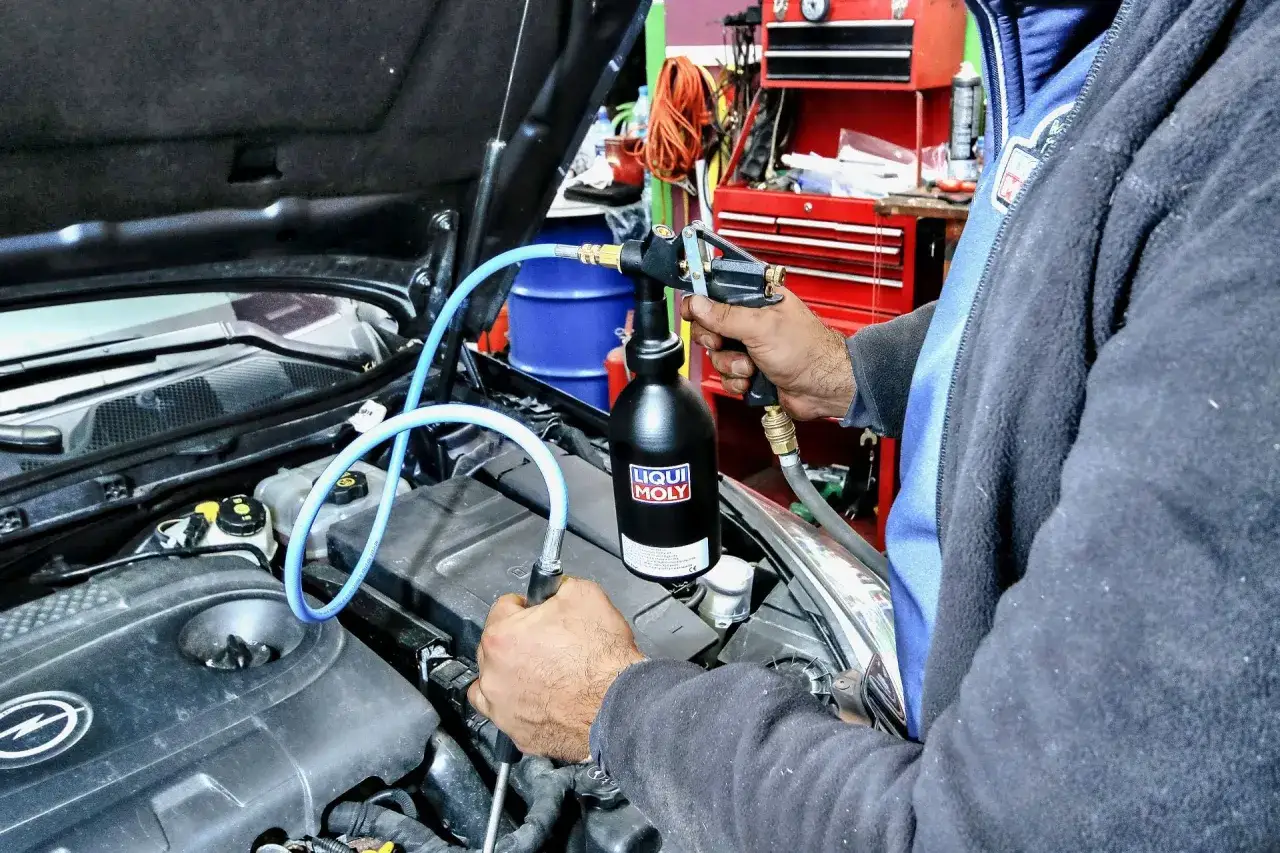 Mechanik używa płynu Liqui Moly do czyszczenia DPF. Czy warto? Tak, to dobry spos&oacute;b na przedłużenie życia filtra.