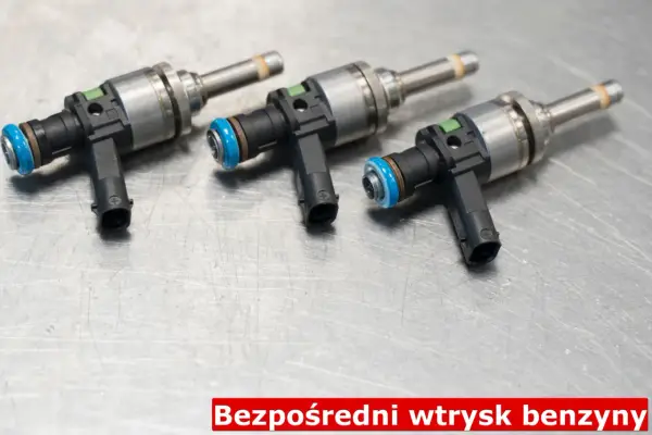 Trzy wtryskiwacze do silnika GDI. To kluczowe elementy układu wtrysku bezpośredniego benzyny, zapewniające precyzyjne dawkowanie paliwa.
